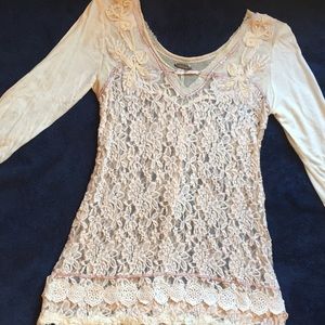 Gimmicks Beautiful lace long sleeve top